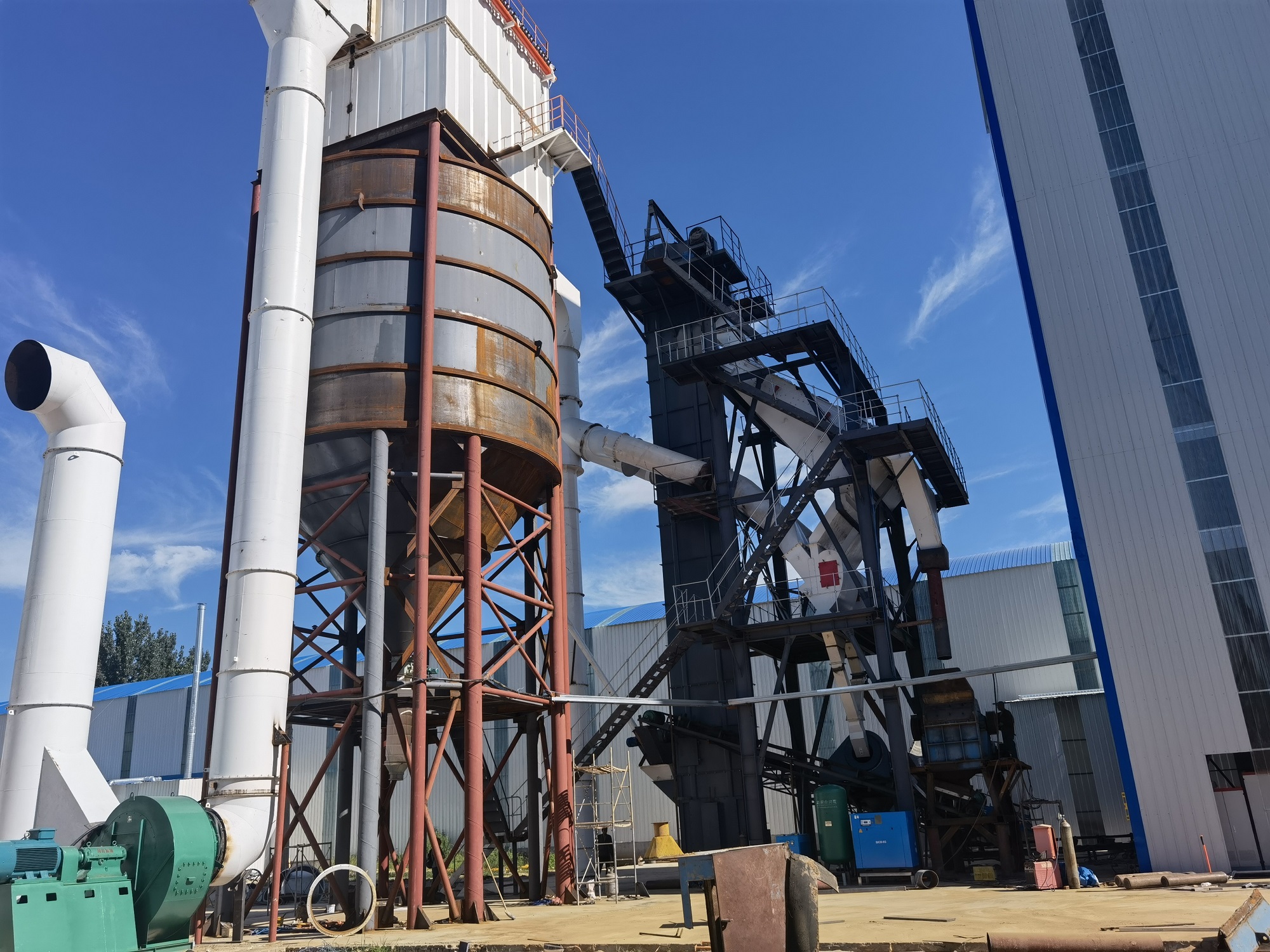 投資石灰石制砂生產(chǎn)線如何選擇設(shè)備？制砂樓怎么樣？